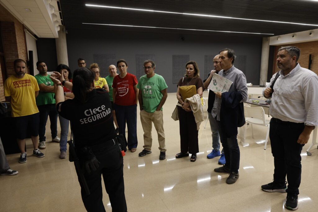 Una marxa lenta per a col·lapsar València: la indignació dels docents els fa canviar d’estratègia per a fer més visible la seua lluita
