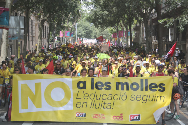 Els docents tornen a manifestar-se a Barcelona, tallen carrers i bloquen l’accés a la Casa Batlló amb pupitres i cadires