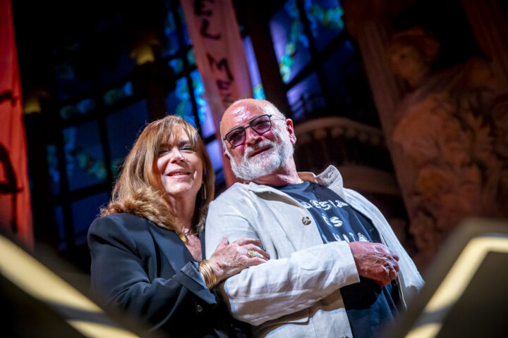 Maria del Mar Bonet i Biel Mesquida, entre els signants del manifest.