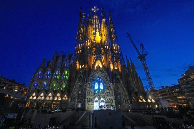[VÍDEO] Lleó XIV beneeix la torre de Jesucrist i culmina la visita amb un gran espectacle de llum i música