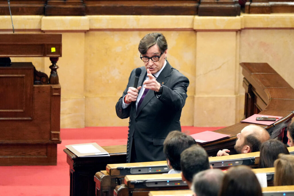 El PSC, ERC i Comuns rebutgen que Illa comparegui al ple per