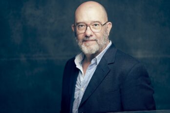 Josep Maria Mestres recull el Premi Butaca a millor direcció per 'L'herència'.