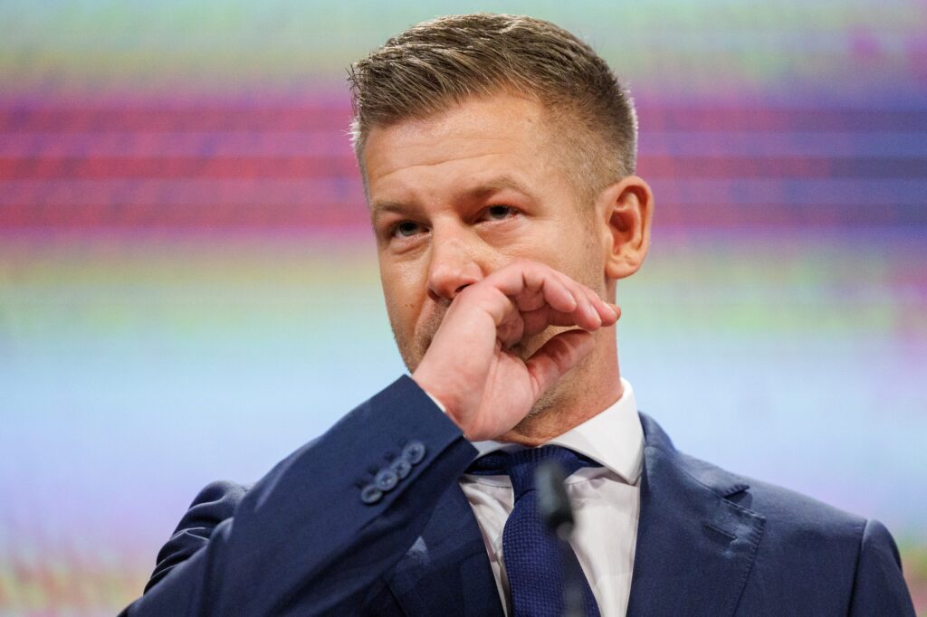 Dimissió voluntària o destitució forçada: el govern Magyar esmola la destral contra el darrer gran bastió de l’era Orbán