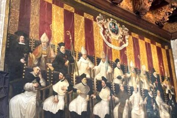 Les pintures murals del Saló de Corts de la Generalitat Valenciana, amb els membres de les branques del parlament medieval.