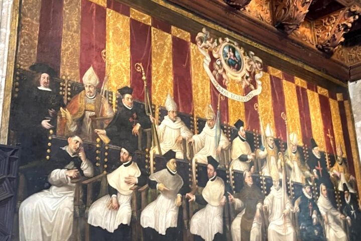 Les pintures murals del Saló de Corts de la Generalitat Valenciana, amb els membres de les branques del parlament medieval.