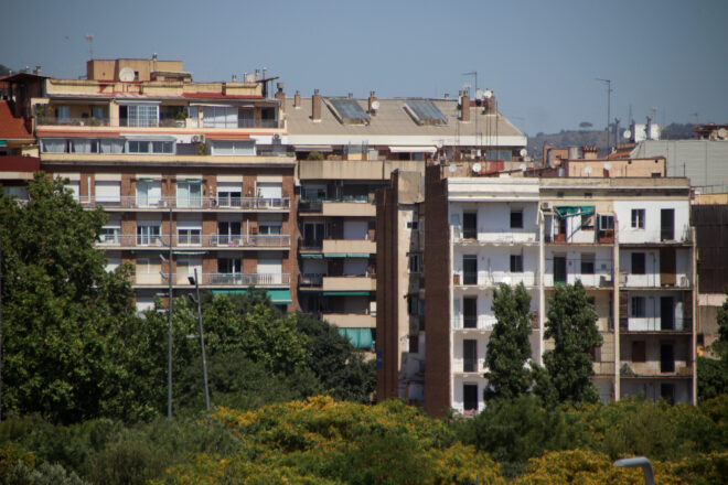L’Ajuntament de Barcelona aprova reforçar l’ús del català a comerços i veïnats gentrificats