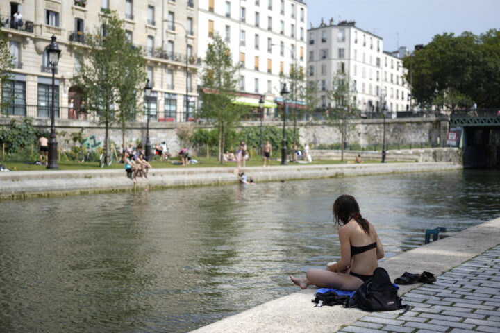 Diversos parisencs es refresquen a la vora del Sena a París (fotografia: EFE / Edgar Sapiña).