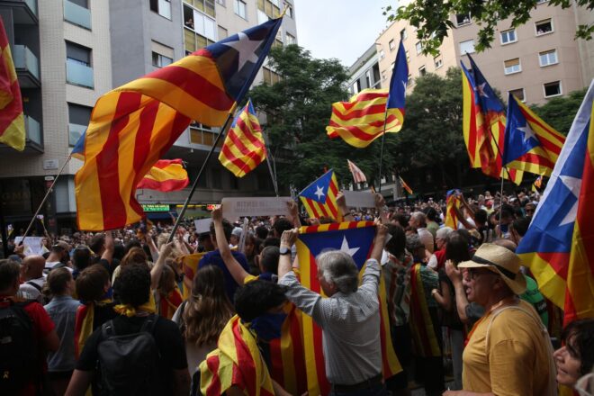 Els Mossos barren el pas durant tres quarts a dirigents independentistes en la rebuda al papa amb estelades