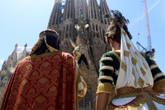 Una cercavila de gegants ret homenatge a Gaudí entre la Casa Batlló i la Sagrada Família