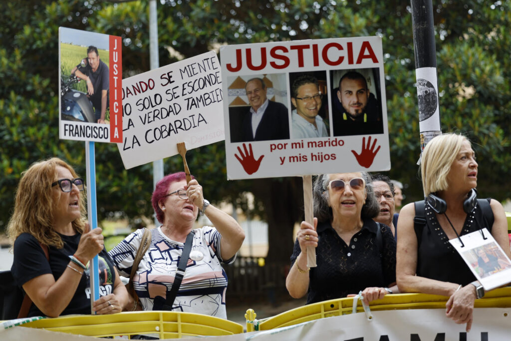 Les víctimes de la gota freda protesten al jutjat 