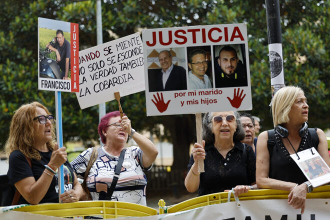 Les víctimes de la gota freda protesten al jutjat de Catarroja per la declaració de Susana Camarero