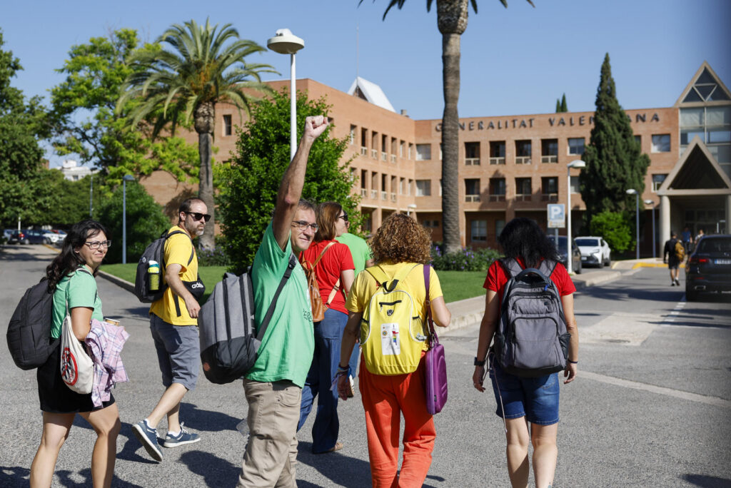 Els sindicats i la conselleria de Carmen Ortí reprenen, amb 