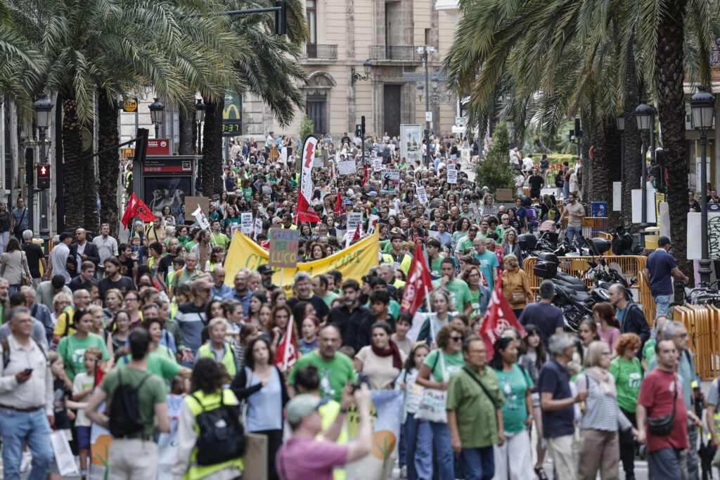 Els docents mantenen la pressió amb una manifestació a València mentre es reprèn la negociació
