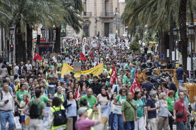 Els docents mantenen la pressió amb una manifestació a València mentre es reprèn la negociació