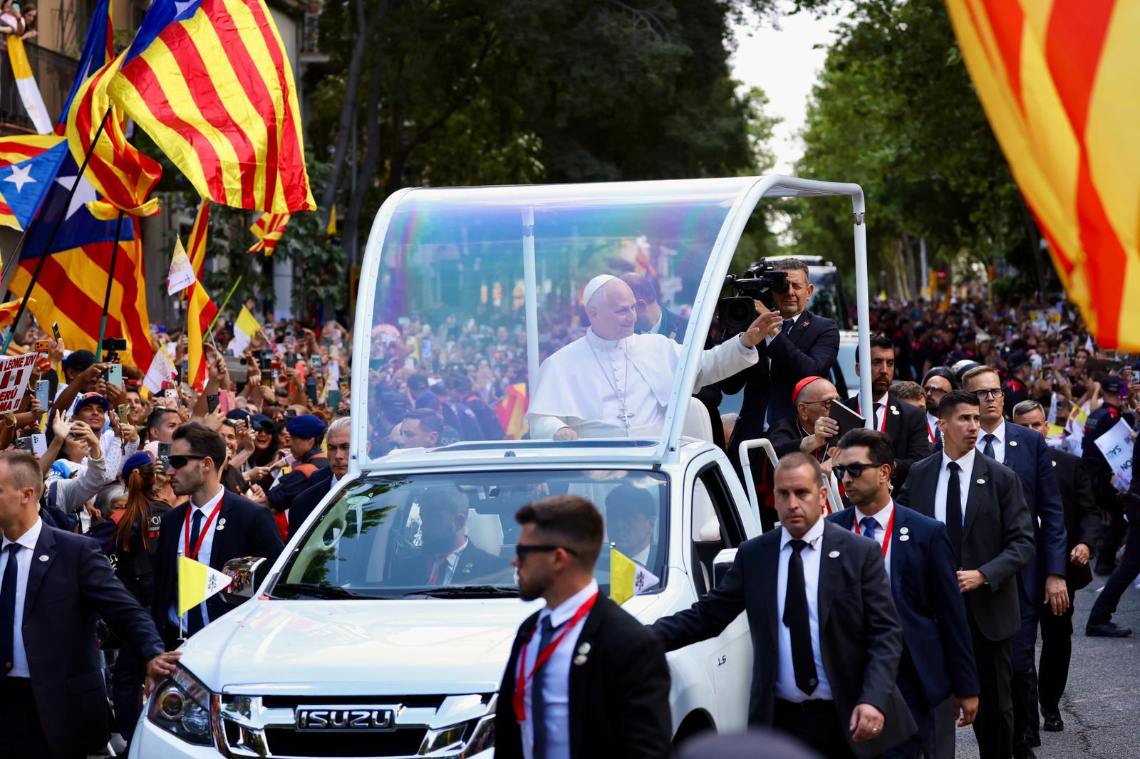 Exhibició d’estelades al pas de Lleó XIV cap a la Sagrada Família