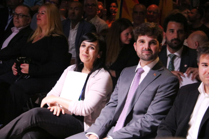 Sílvia Orriols i Jordi Aragonès, en un moment de l'acte de presentació com a candidat d'Aliança Catalana de Barcelona (fotografia: ACN / Miquel Codolar).