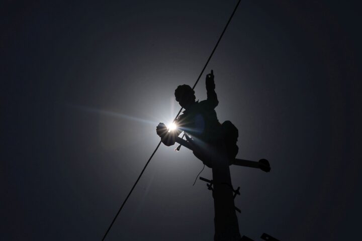 Un operari repara una línia elèctrica als afores de Srinagar, a l'Índia, abans-d'ahir (fotografia: Farooq Khan/Efe).