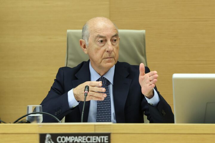 El director gerent dels Ferrocarrils de la Generalitat Valenciana (FGV), Alfonso Novo Belenguer, compareix davant la comissió d’investigació sobre l’aiguat, al congrés espanyol (fotografia: Marta Fernández / Europa Press).