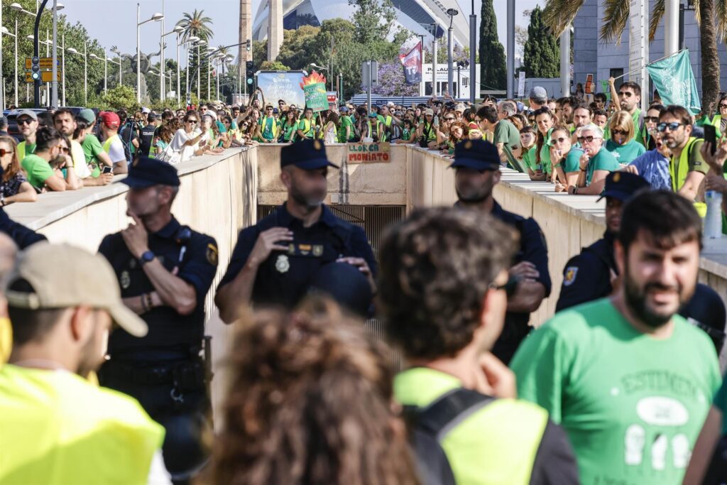 Els docents reben Pérez Llorca amb crits de dimissió en un acte al Palau de la Música de València