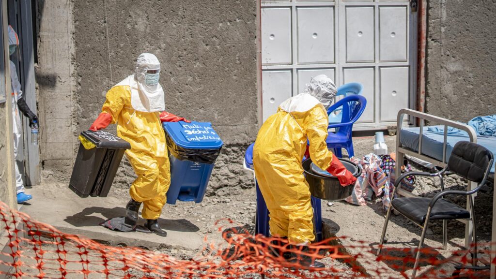 El brot d’Ebola a la República Democràtica del Congo supera els vuitanta morts i s’escampa a Uganda