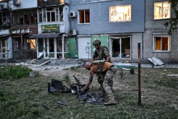 Forces de seguretat recullen les restes d’un dron d’atac utilitzat per les tropes russes en un bombardament contra una zona residencial al districte de Shevchenkivskyi, a Zaporíjia (fotografia: Europa Press/Dmytro Smolienko).