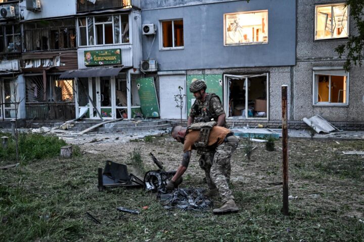 Forces de seguretat recullen les restes d’un dron d’atac utilitzat per les tropes russes en un bombardament contra una zona residencial al districte de Shevchenkivskyi, a Zaporíjia (fotografia: Europa Press/Dmytro Smolienko).