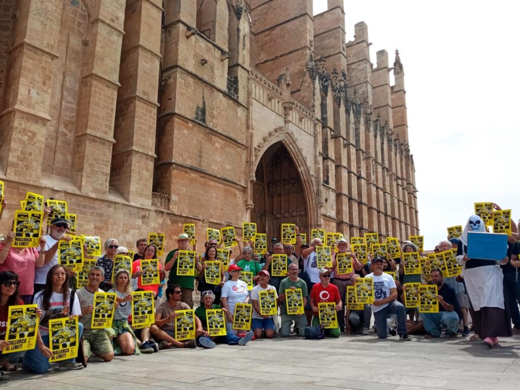 Crida a col·lapsar Palma en la manifestació contra la massif