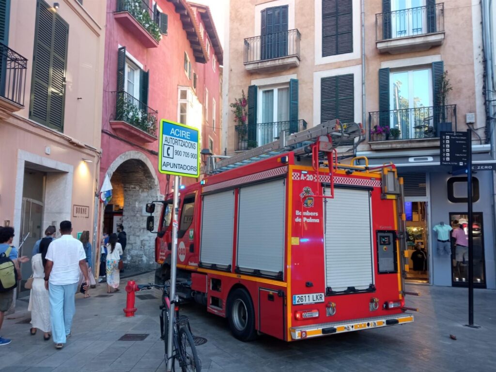 Una fuga de gas en un pis turístic il·legal deixa quatre fer