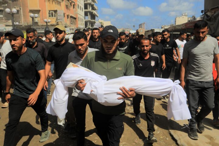 Trasllat d’un cadàver palestí a l’Hospital d’Al Shifa després d’un atac israelià a Gaza (fotografia: Europa Press/Bilal Osama).