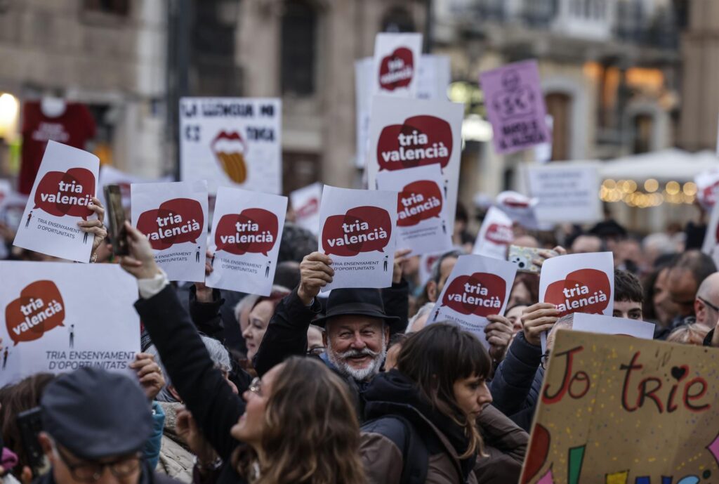 Famílies pel Valencià denuncia que centenars de fa