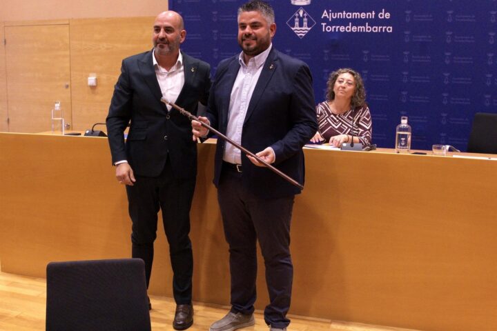 Raúl García amb la vara de batlle al costat de Vale Pino (fotografia: Ajuntament de Torredembarra).
