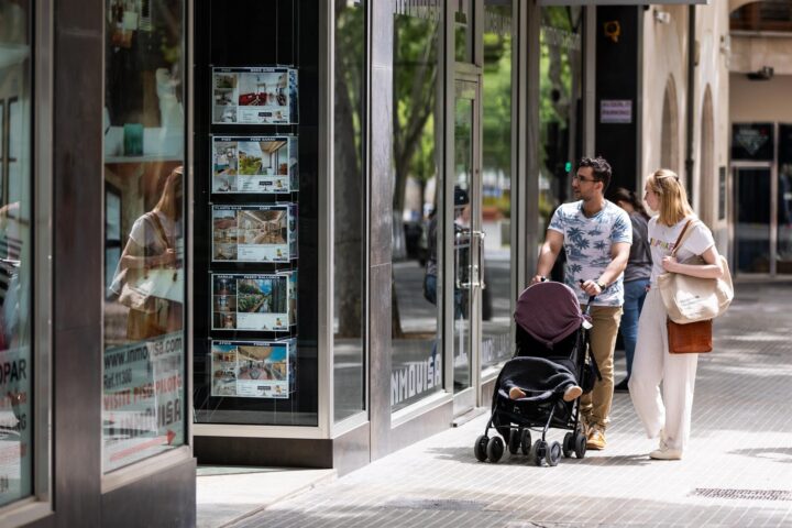 Dues persones observen els anuncis d'habitatges en venda en una immobiliària (fotografia: Europa Press/Tomàs Moyà).