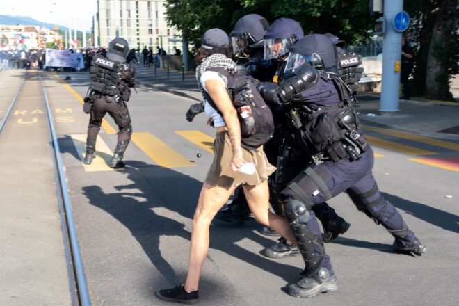 La policia suïssa deté 549 persones en la manifestació contra el G7 a Ginebra