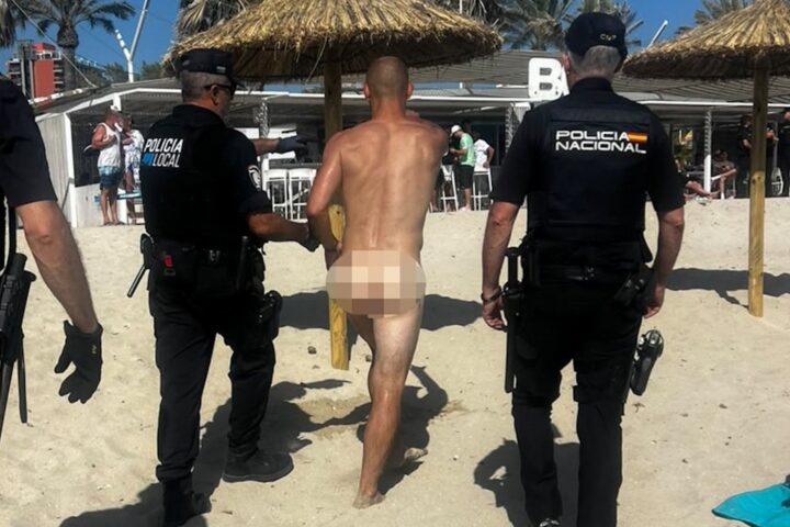 L'ordenança de Palma no permet el nudisme, però la policia local ha difòs una fotografia de l'home nu amb el cul censurat (fotografia: policia local de Palma).