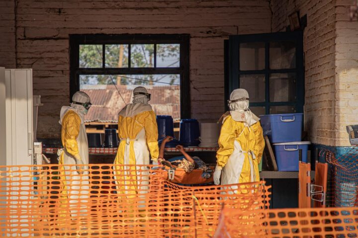 Metges i un pacient en una de les zones perjudicades pel brot d’Ebola a la República Democràtica del Congo (fotografia: Shi Yu / Xinhua News / Europa Press).