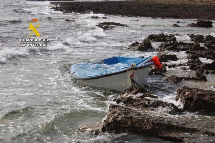 Imatge d’arxiu d’una embarcació tipus patera a les Illes. Fotografia: Guàrdia Civil