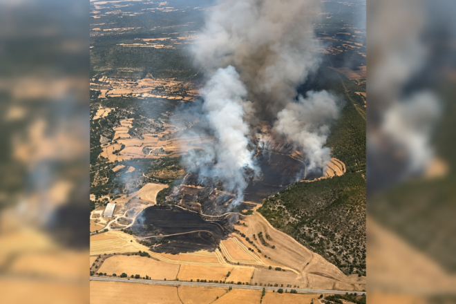 Crema amb força un incendi forestal a Sanaüja, a la Segarra