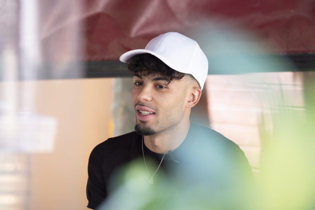Naim Smaili Khalladi. Cantant.