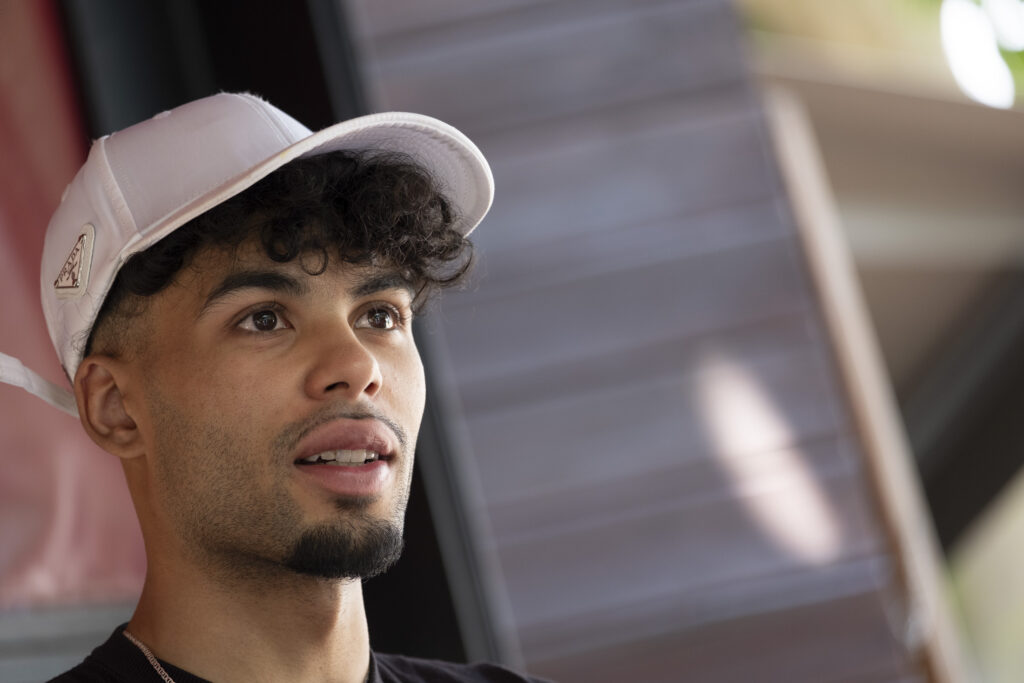 Naim Smaili Khalladi. Cantant.