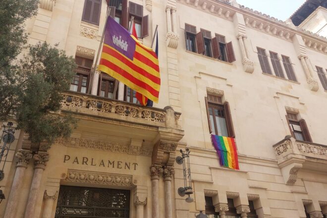 Le Senne continua la croada LGTBI-fòbica: recorre contra la decisió judicial d’avalar la col·locació de la bandera al parlament