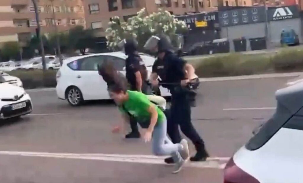 Quan un policia pega així a una mestra no és qüestió d’investigar sinó de detenir-lo