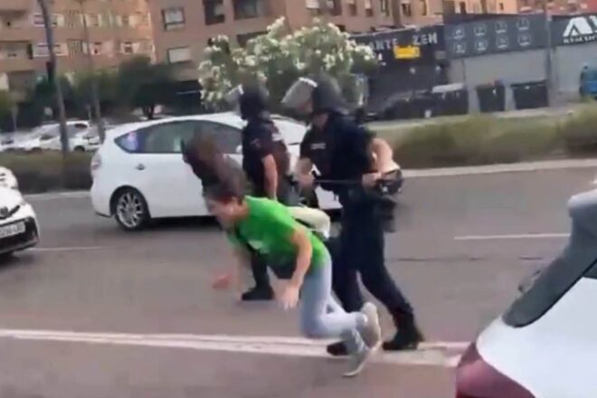 La policia espanyola obre un expedient disciplinari a l’agent que va agredir brutalment una docent