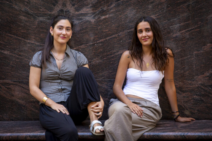 Mireia Morales (esquerra) i Blanca Roca (dreta), membres de SOS Català. Fotografia: Albert Salamé