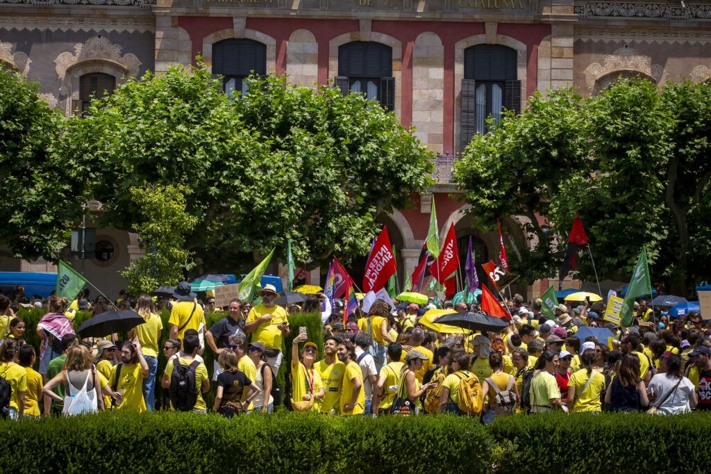 El parlament aprova la reclassificació professional de quatre mil treballadors de l’atenció educativa