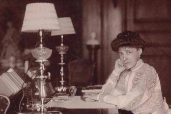 Edith Wharton interromp una lectura perquè li fan una foto.