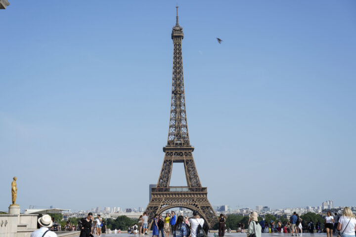 La torre Eiffel de París, clausurada als visitants a causa de la calor, la setmana passada (fotografia: Edgar Sapiña Manchado/Efe).