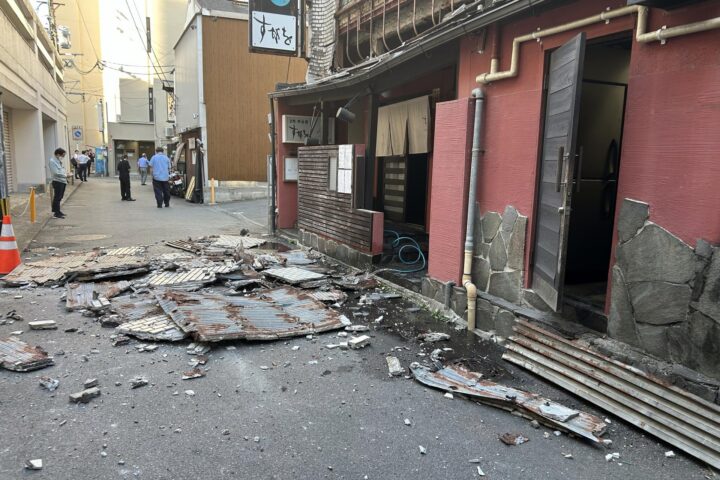 La paret exterior d’un restaurant de Kumamoto s’ha esfondrat arran del terratrèmol (fotografia: Jiji Press / EFE / EPA).
