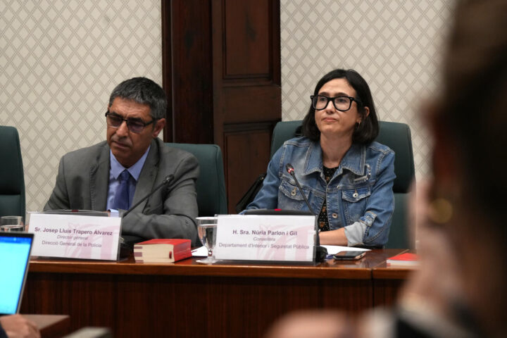 La consellera d’Interior, Núria Parlon, i el director general dels Mossos d’Esquadra, Josep Lluís Trapero, compareixen al parlament (fotografia: ACN / John McAulay).