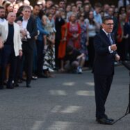 Descentralitzaci&oacute; pol&iacute;tica i intervencionisme econ&ograve;mic: el govern Burnham agafa forma al Regne Unit