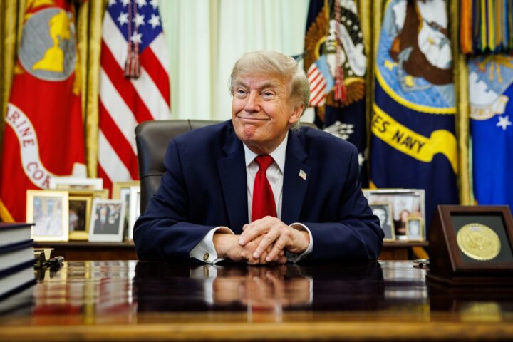 El president dels Estats Units, Donald Trump, al Despatx Oval de la Casa Blanca, aquesta setmana (fotografia: Samuel Corum/Efe).